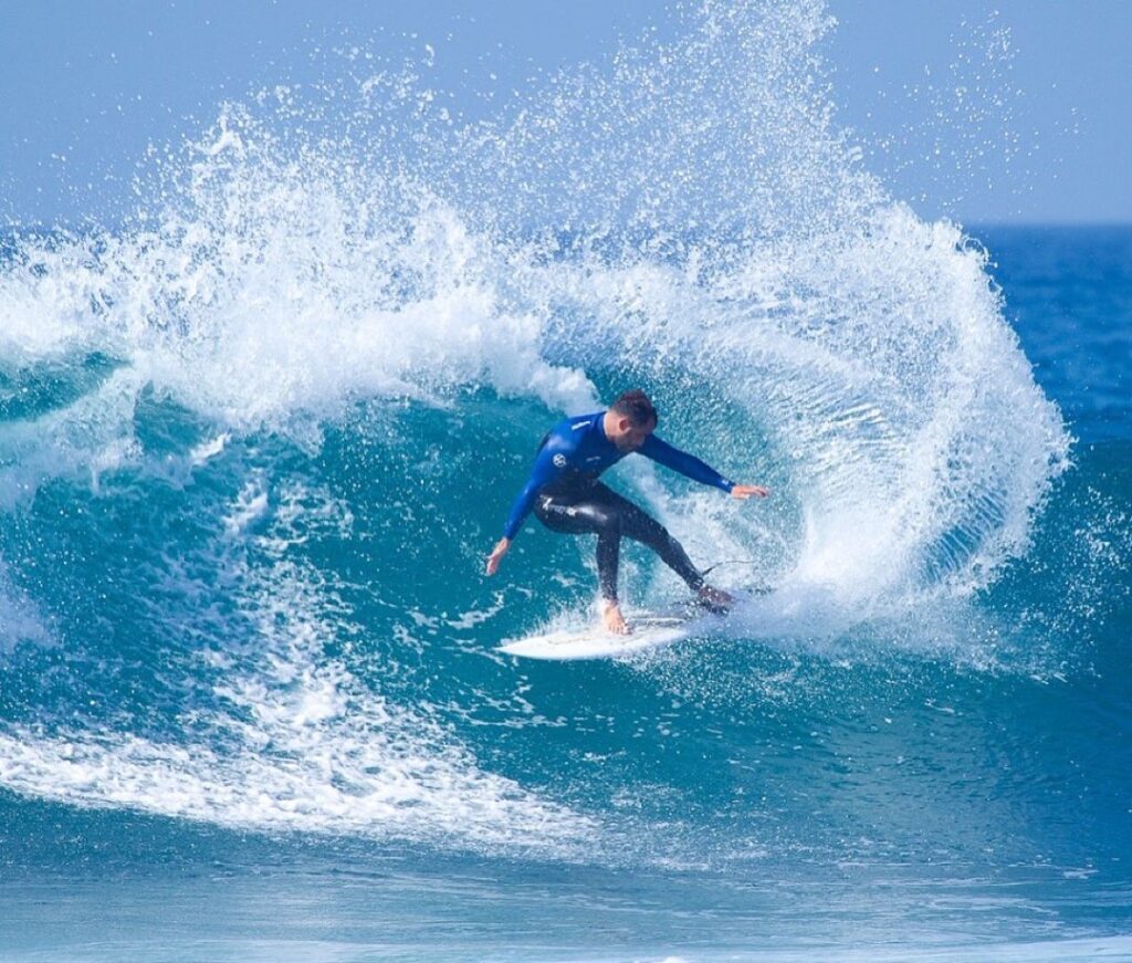 surfista professionista sull'onda del successo