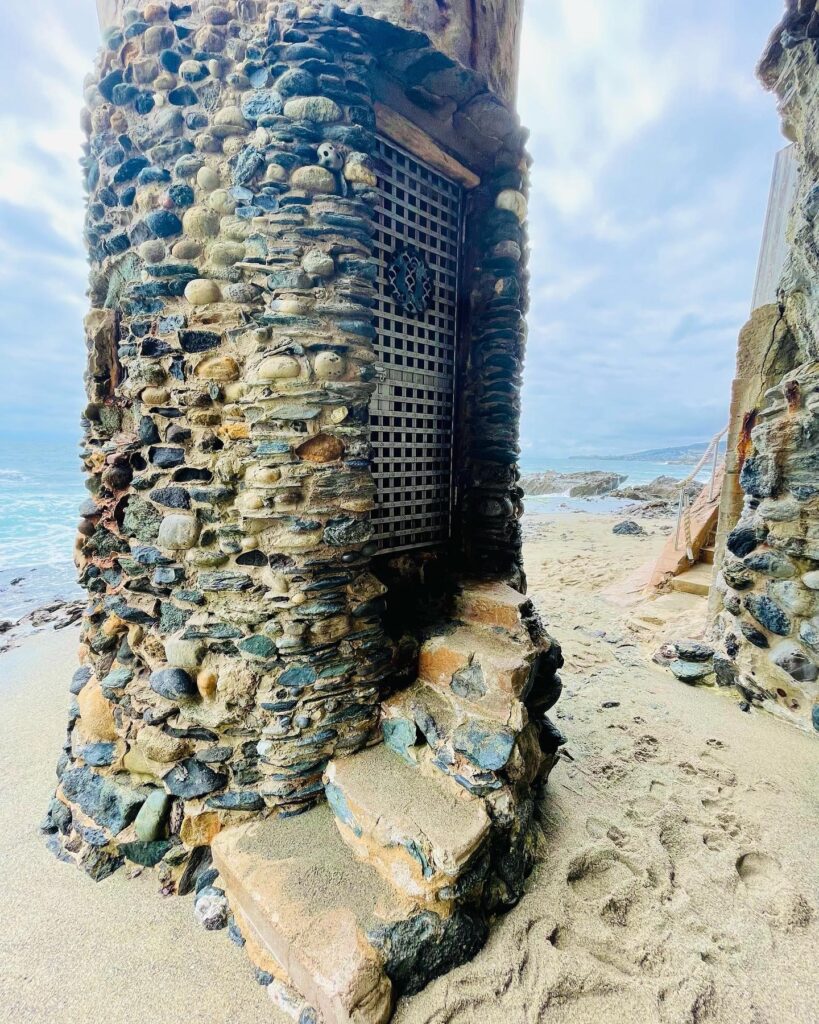 Particolare della base della torre dei pirati di Laguna Beach