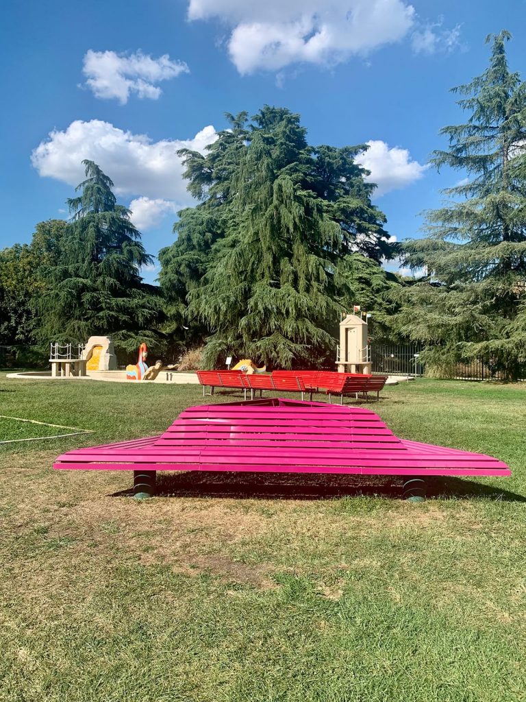 La panchina rosa di Corrado Levi alla Triennale