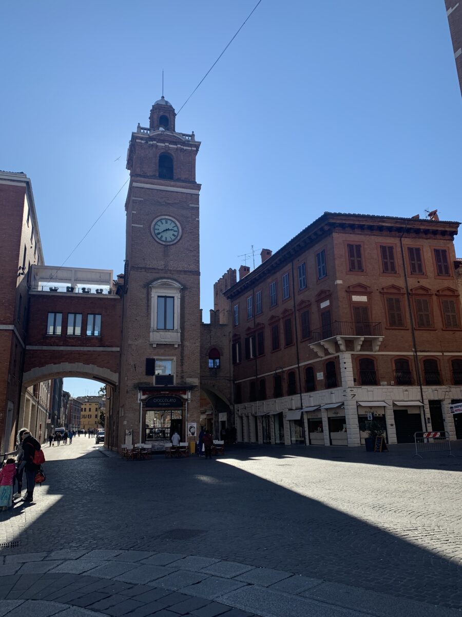piazza delle Erbe a Ferrara con la Torre dell'orolgio