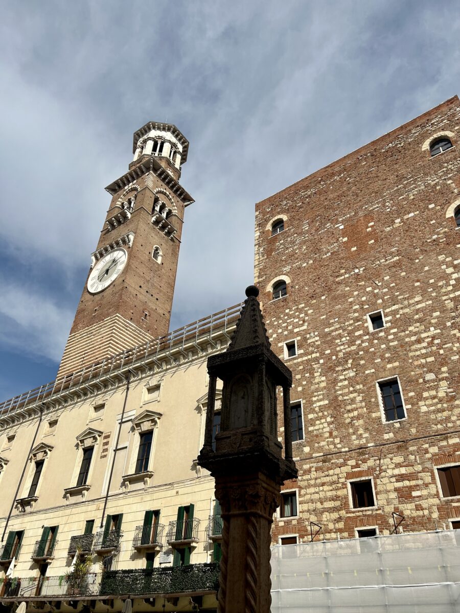 Torre dei Lamberti a Verona da salire a piedi o in ascensore
