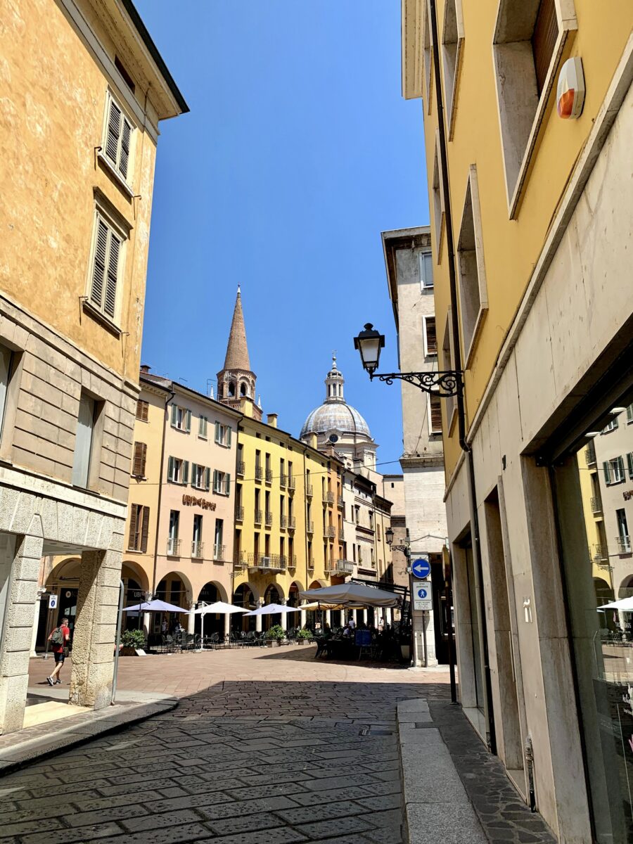 Mantova, scorcio caratteristico da percorrere a piedi