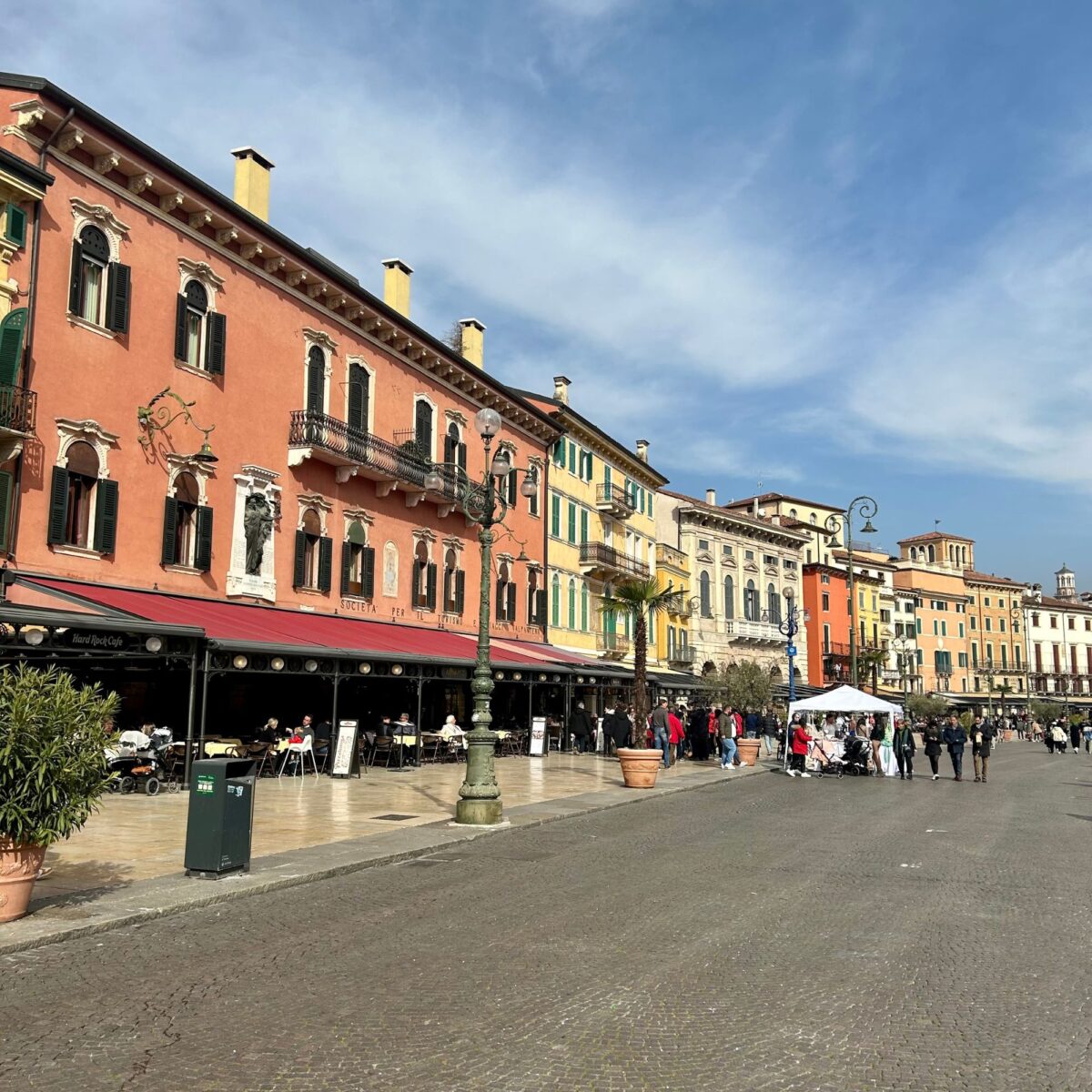 Verona a piedi sul liston di piazza Bra sotto i colori dei palazzi d'epoca