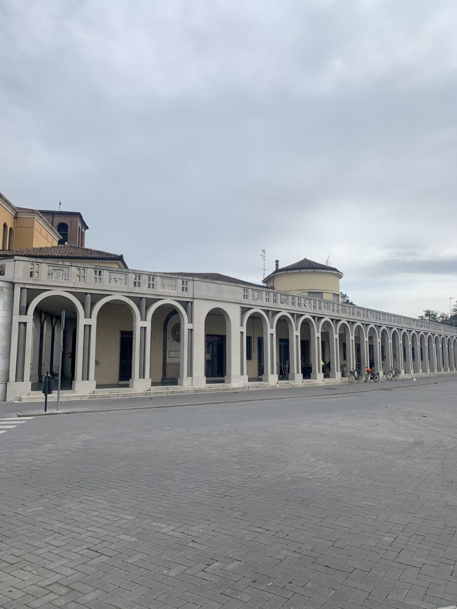 Tresigallo, il porticato di piazza Italia